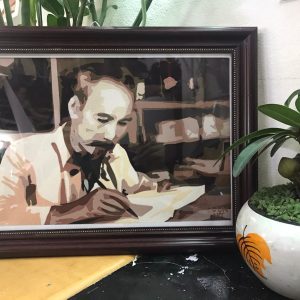 Tranh chân dung Bác Hồ ngồi làm việc