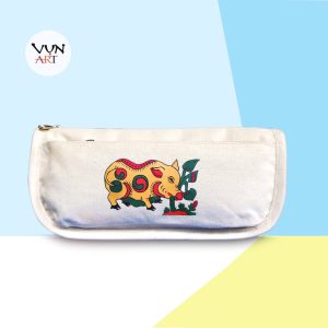 HỘP BÚT LỢN ĂN LÁ RÁY