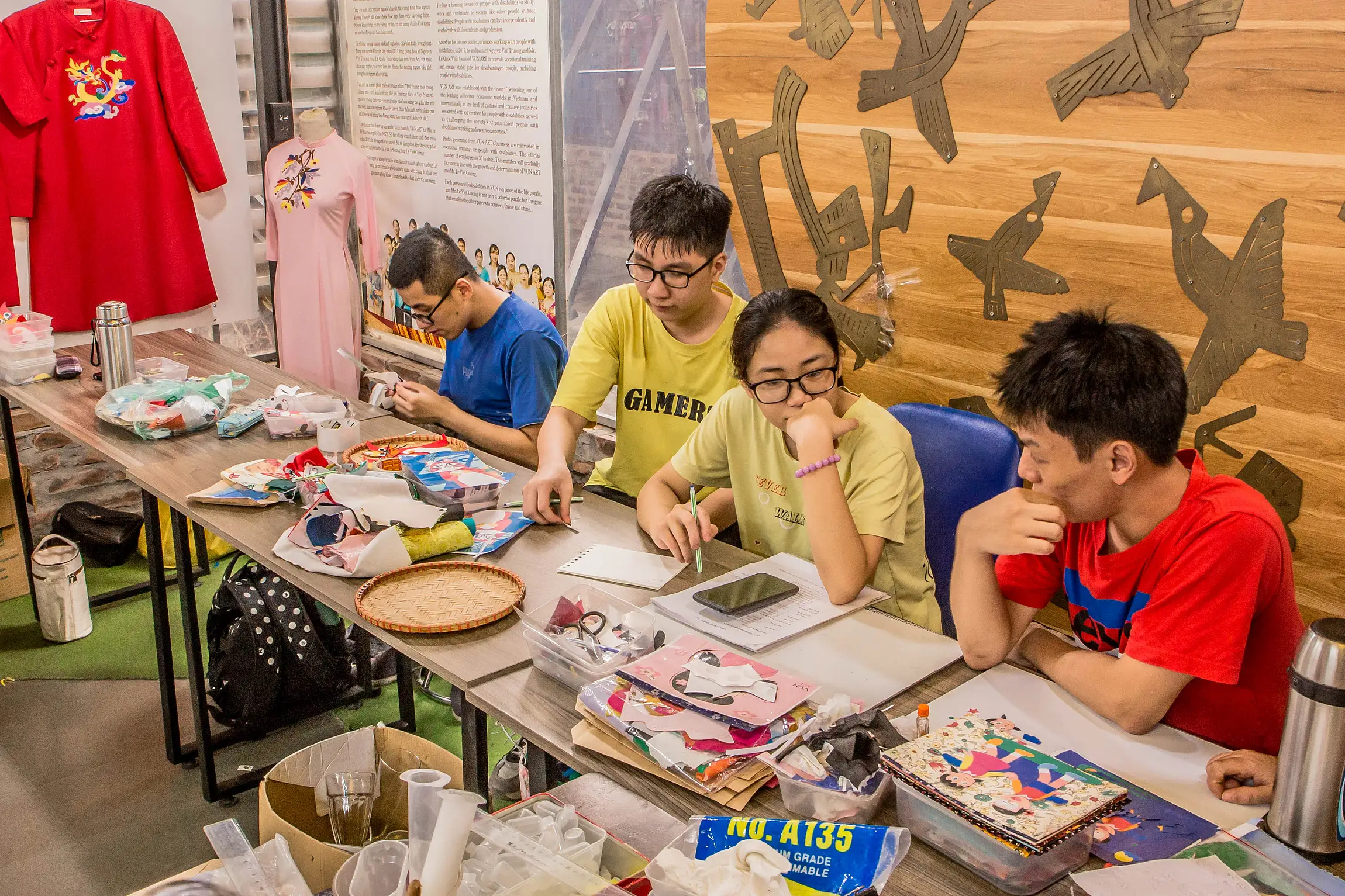 Chung tay mở lớp thủ công cho người khuyết tật tại Vụn Art