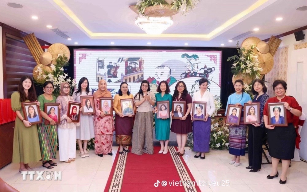 Tranh chân dung ghép lụa - Ảnh 3