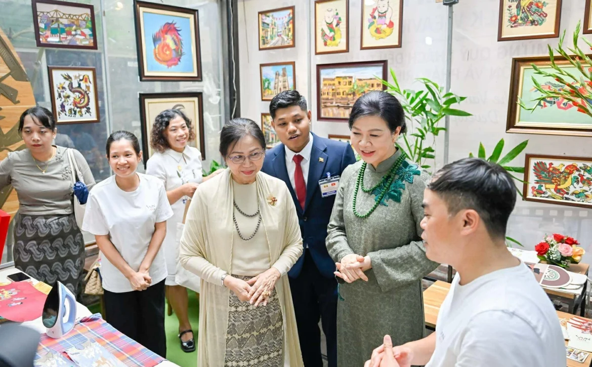 phu-nhan-ngo-phuong-ly-va-phu-nhan-tong-thong-myanmar-tham-lang-lua-van-phuc-20260905170924