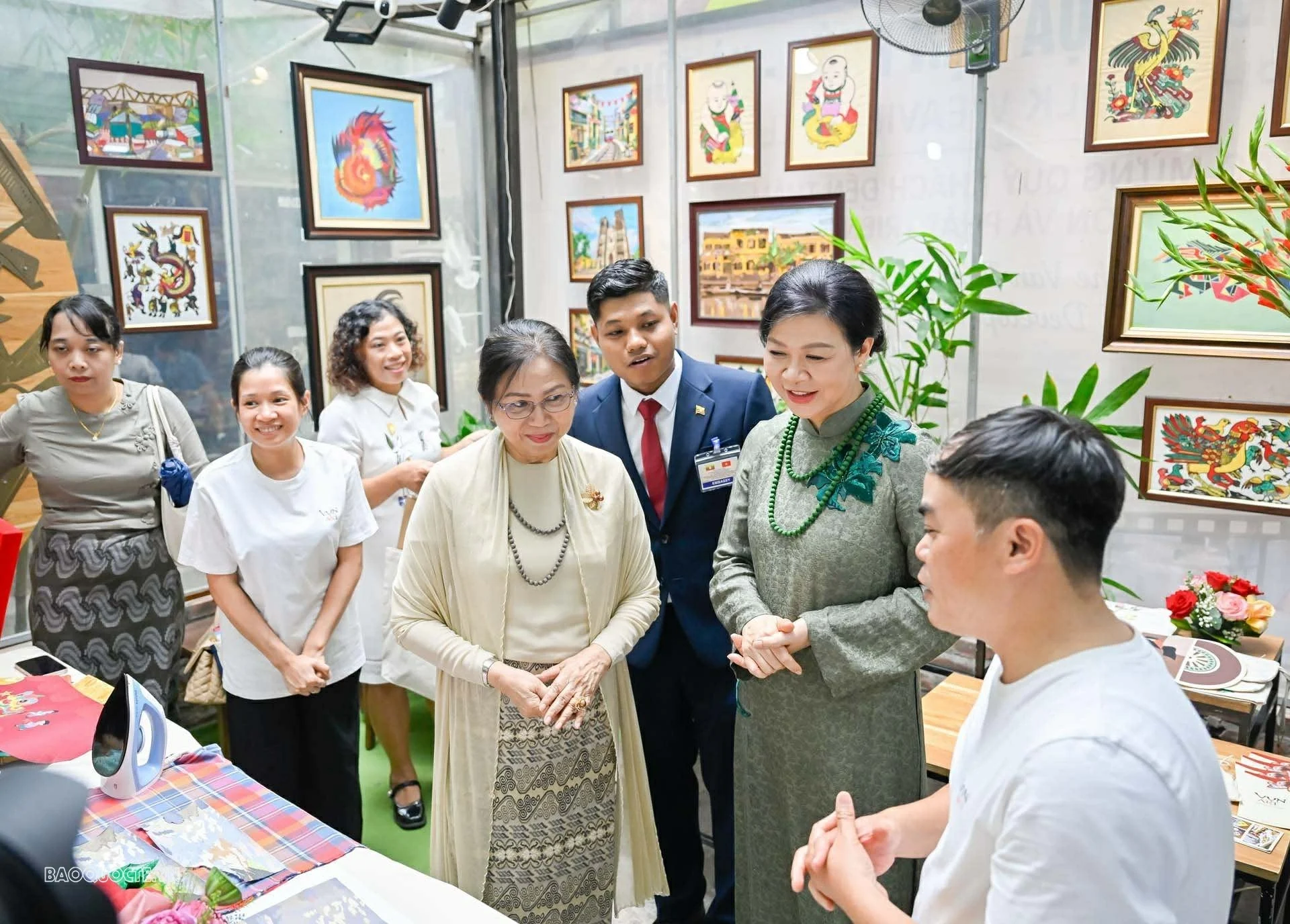 phu-nhan-ngo-phuong-ly-va-phu-nhan-tong-thong-myanmar-tham-lang-lua-van-phuc-20260905170924