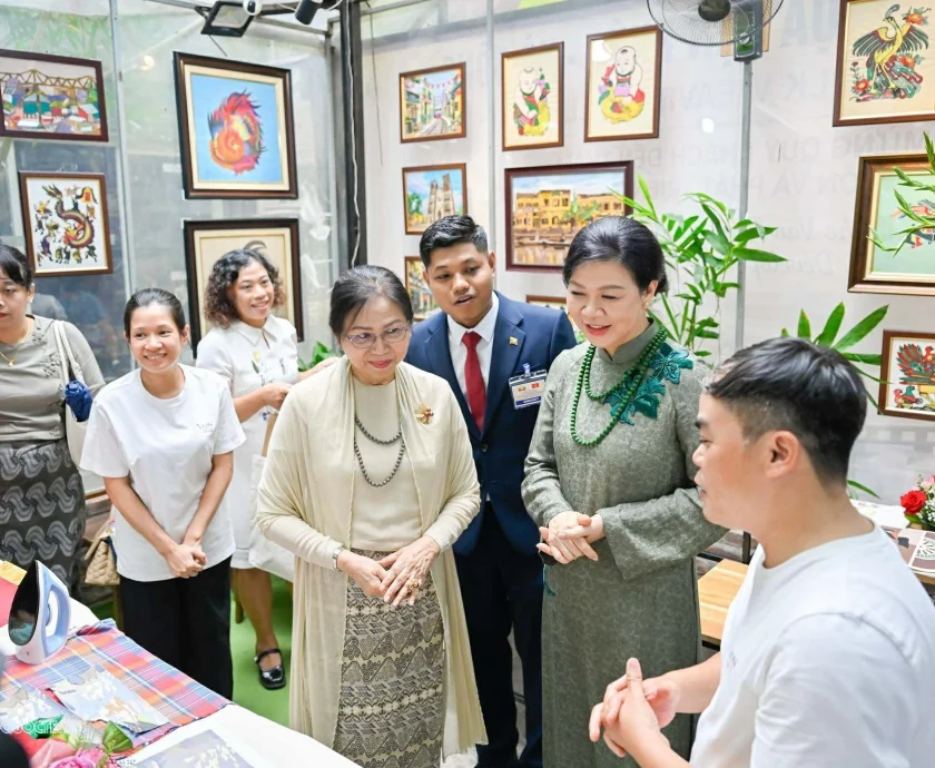 phu-nhan-ngo-phuong-ly-va-phu-nhan-tong-thong-myanmar-tham-lang-lua-van-phuc-20260905170924